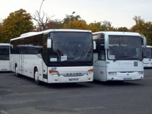 Greqia pezullon linjat e autobusëve, protestë në Tiranë