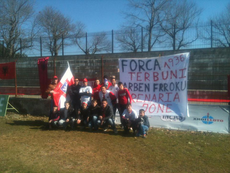 Pankarta në stadium pro Arben Frrokut