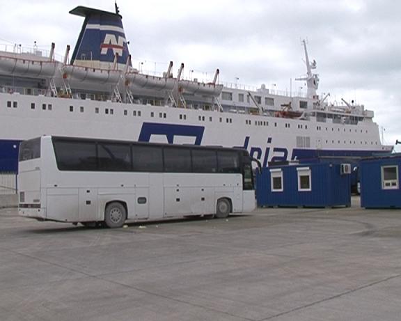 Kapen 422 kg drogë në port, ishin fshehur në një autobuz (FOTO)