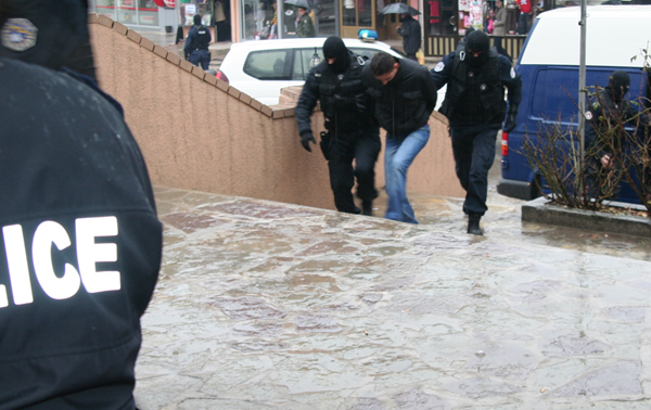 E ndan gruaja tenton t’i vrasë dy vëllezërit