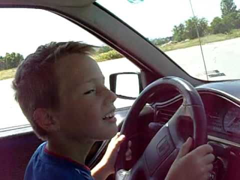 Fëmija aksidenton 2 kushërirat 13 e 2 vjeç me makinën e gjyshit