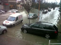 Reshjet, rrëshqitjet bllokojnë rrugën e Currilave në Durrës