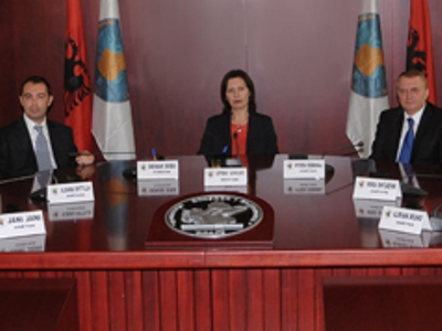 Greqishtja, maqedonishtja dhe serbishtja, gjuhë zyrtare në KQZ