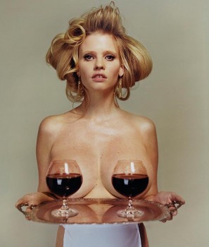 Lara Stone shërben verën topless