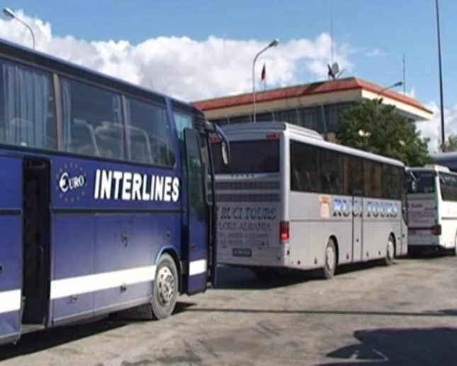 Pezullohen 22 linja autobusësh Shqipëri-Greqi, reagojnë shoqatat e transportit