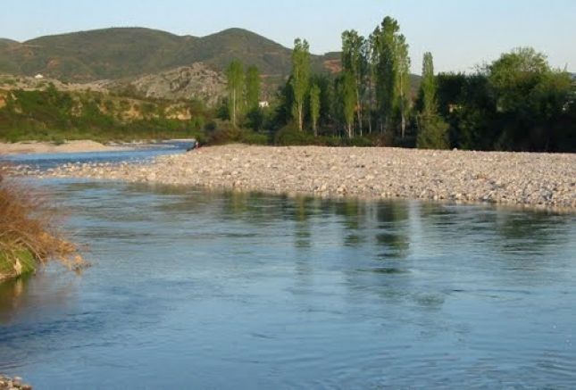 Del nga shtrati lumi Kir, rrezikohen 50 banesa