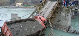 Rrëzohet ura me një kamion me inerte