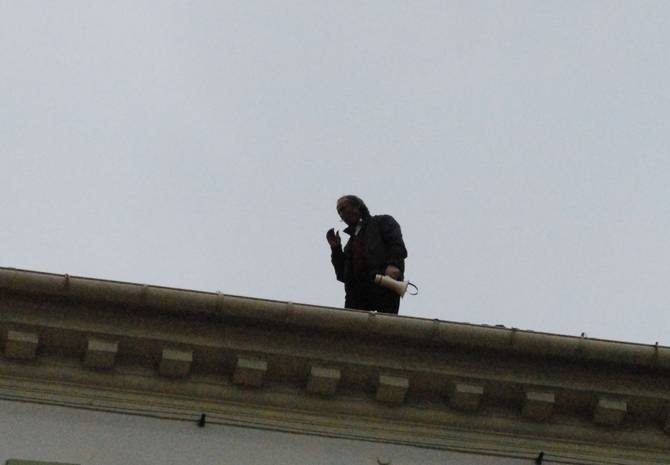 Tiranë, 28 vjeçari tenton të hidhet nga kati 13, e la e dashura