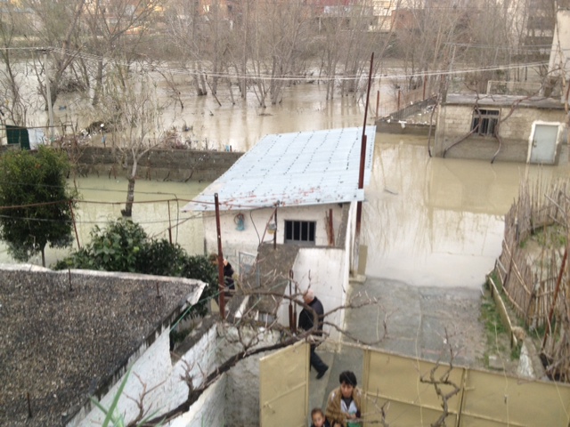 Ministri Halimi inspekton familjet e përmbytura në Shijak