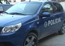 Dhunohet fizikisht oficeri i policisë, i grabitet çanta