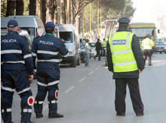 Bllokohen nga policia 106 makina me xhama të zinj