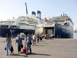 Qeveria rrëmon në xhepat e udhëtarëve në portin e Durrësit