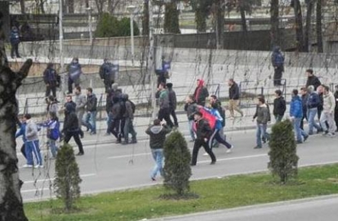Vetëvendosje: Shqiptarët po i rreh Gruevski (VIDEO)