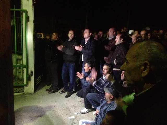 Policia largon nga Kavaja kryebashkiakun Rroshi, RENEA shpërndan protestuesit (FOTO)