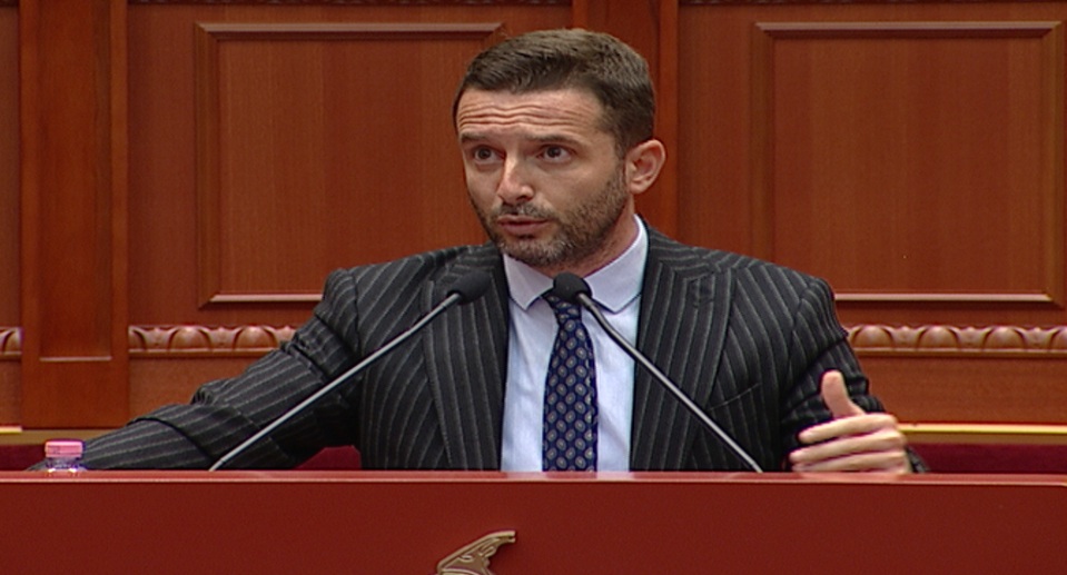 Nuk merr dot fjalën në Kuvend, Braçe revoltohet me Bashën: Dërr dërr dërr, boll mo burrë