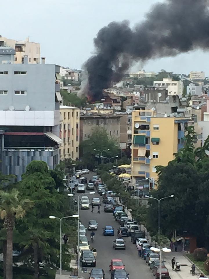 Durrës, zjarri masiv përfshin një shtëpi private