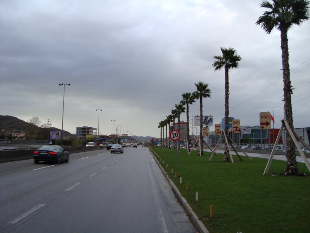 Bllokohet njëri krah i autostradës Tiranë -Durrës