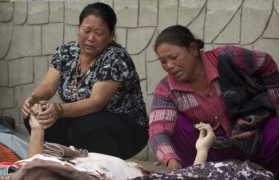 Bota në zi për Nepalin, 2200 të vdekur nga tërmeti (Foto tronditese)