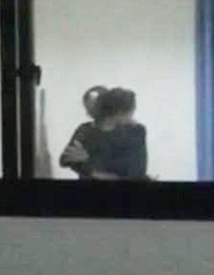 Videoja nxjerr bllof mësuesin duke puthur nxënësen e mitur