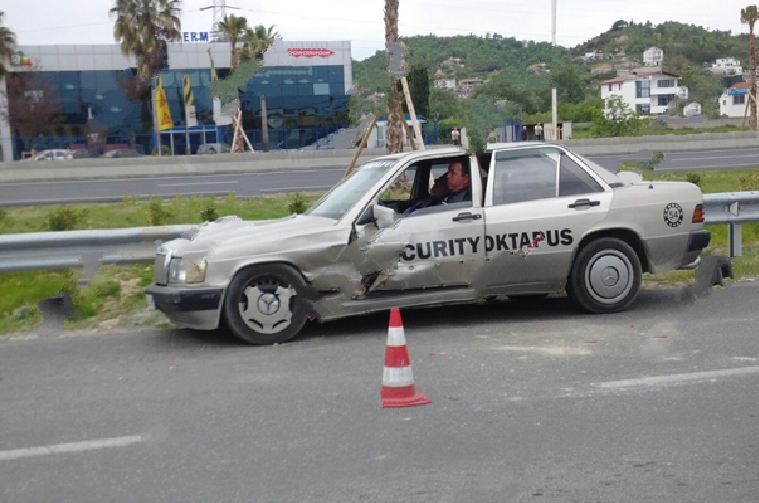 Grabitje me armë në autostradën Tiranë-Durrës
