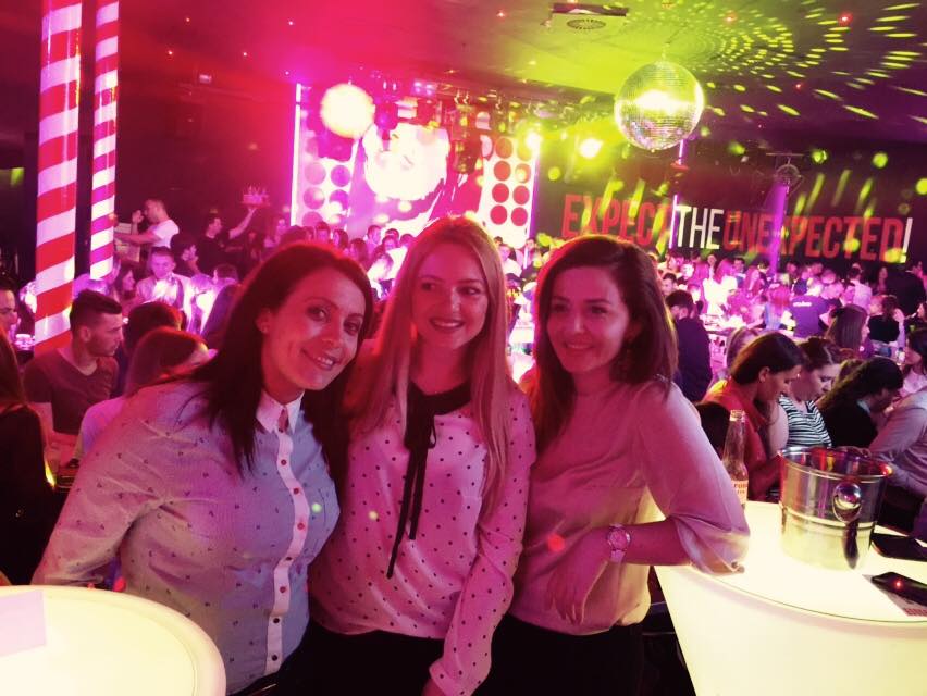 Deputetet bukuroshe të PS-së “tërbohen” në festën e të rinjve