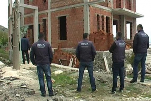 E rrahin për llaçin e komshiut, arrestohen 4 ndërtimorët