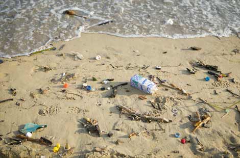 Durrësi ende nuk është gati, plazhi me mbeturina