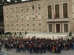 Studentët protestojnë para Kryeministrisë