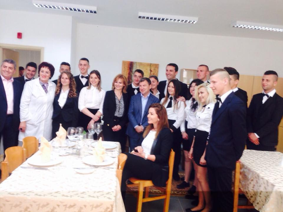 Respekt për deputeten, të gjithë në këmbë para Esmeraldës