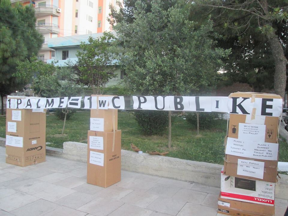 A ka Durrësi WC publike? PD: U prishën për pallatet e Vangjushit