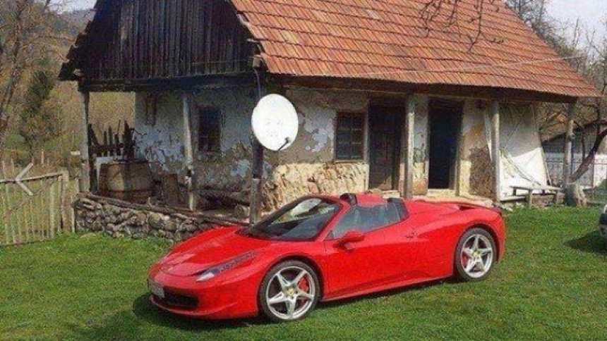 Shqiptari me shtëpinë si kasolle dhe me veturë Lamborghini