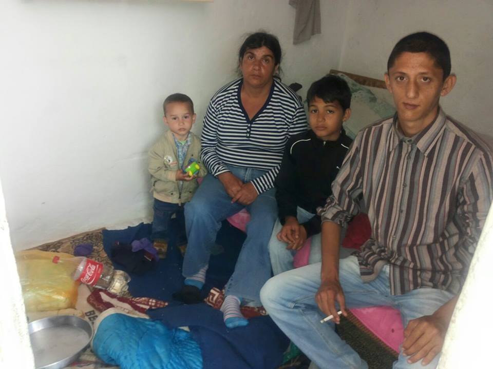 Një familje fukarenjsh në Durrës pa punë, drita e banjë