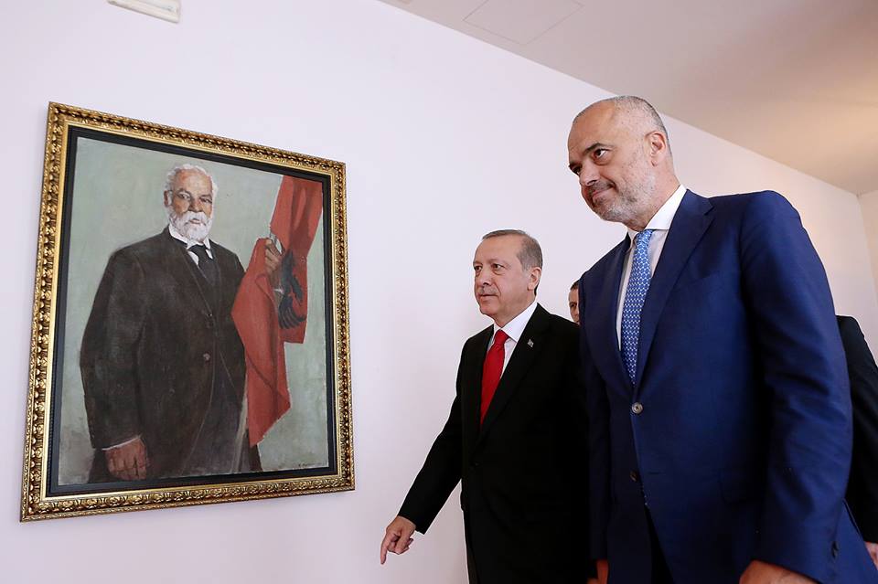 Erdoganin e pret Ismail Qemali dhe Skënderbeu (Foto)