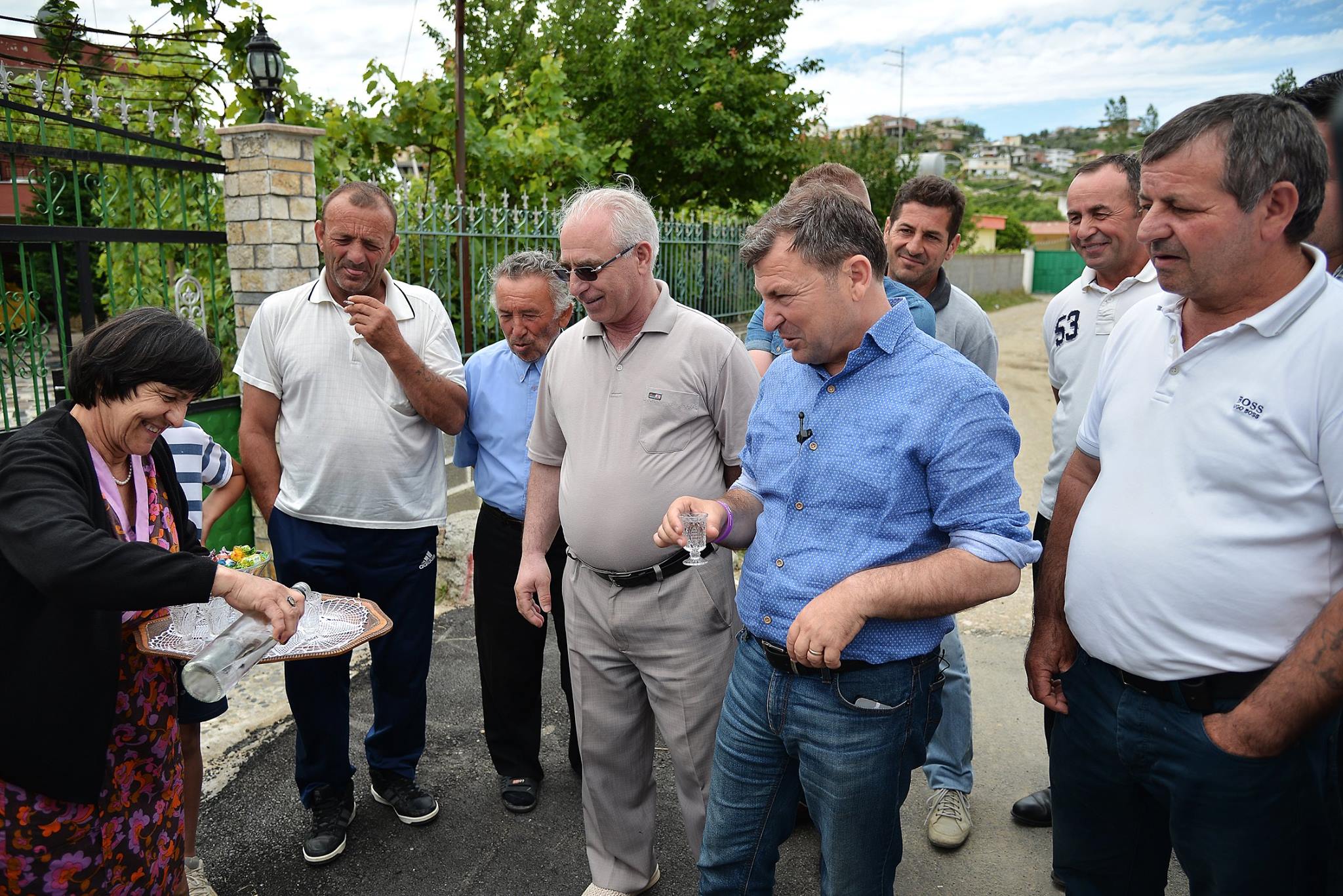 Nxehet fushata, Dako “mbledh veten” me një gotë raki