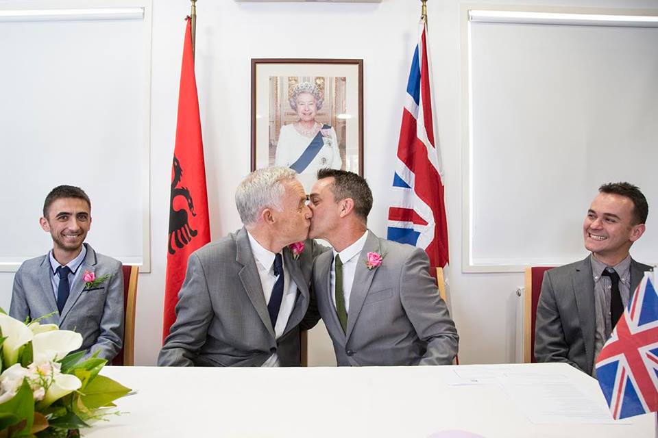 Martohen dy burra, ceremonia e parë në Shqipëri e një çifti gej (foto)