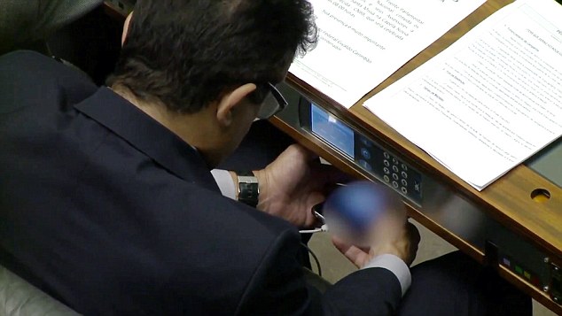 Videoskandali, deputeti sheh porno në Parlament