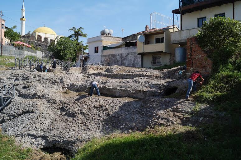 Durrës. Afrimi i stinës turistike / Shkulen barërat nga amfiteatri (foto)