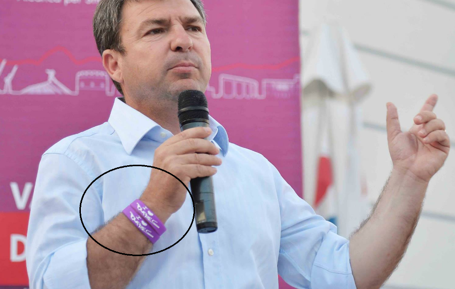 Dako merr dhuratë stilolapsin me emrin e Gridës, e djathta byrzylykët mavi