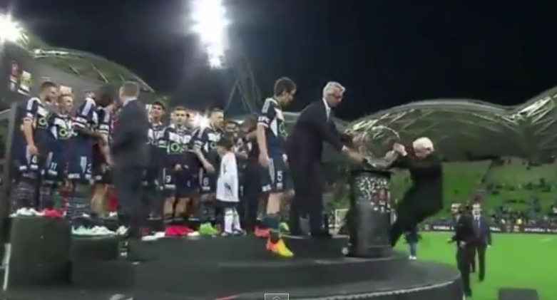 Besart Berisha i jep fitoren skuadrës, presidenti rrëzohet me trofeun (video)