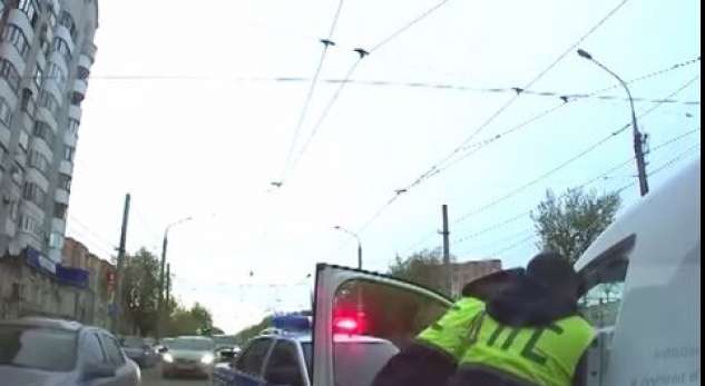Policia ruse nuk fal, shihni si sillet me të dehurin (Video)