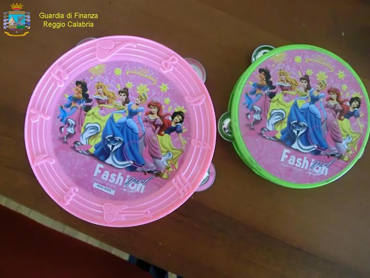 Italianët sekuestrojnë mallra kineze dhe bangladeshase false për Shqipëri