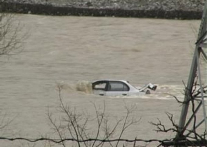 Aksident i rëndë, makina me 4 persona bie në lumë