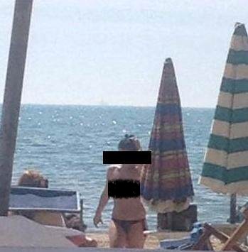 Vajzat dalin topless në plazhin e Golemit (Foto)