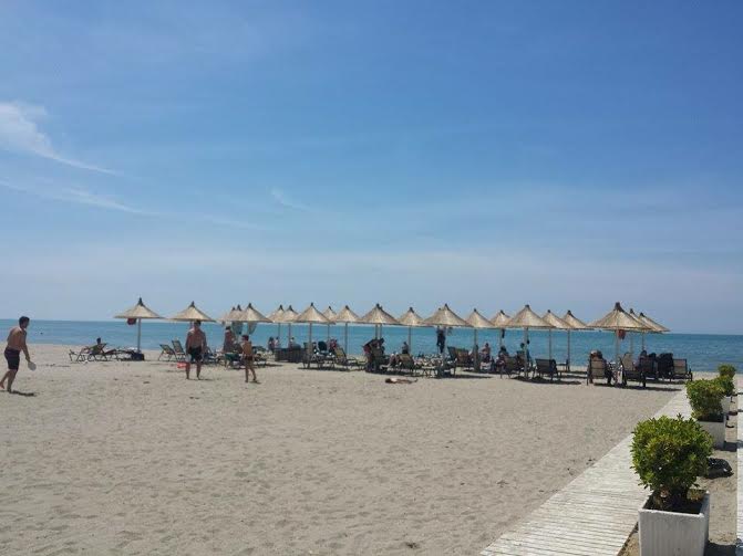 Pushuesit dynden drejt bregdetit të Durrësit (Foto)