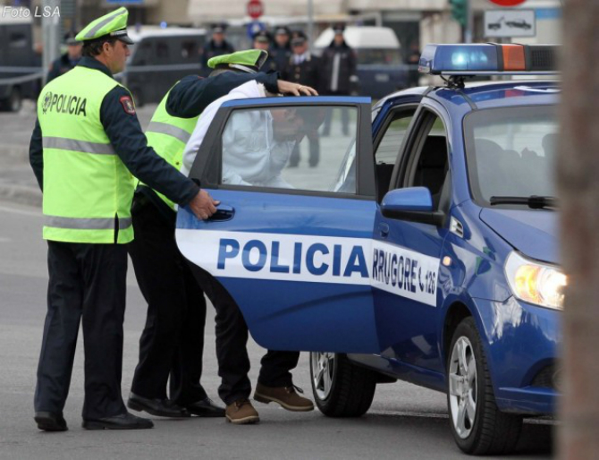 Durrës, i dehuri me makinë përplas shtyllën, arrestohet