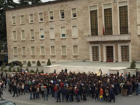 Studentët në Tiranë kërcënojnë për revolucion