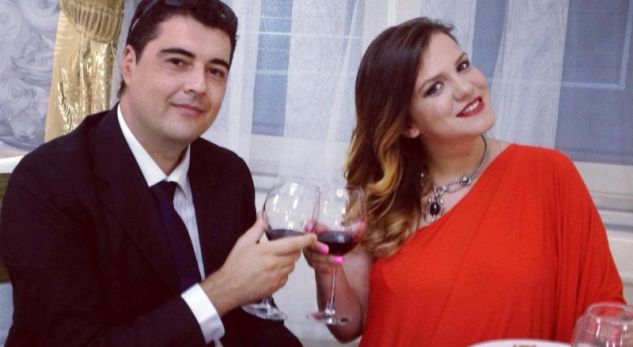 Vjehrra e Rezarta Shkurtës i bën dhuratë…Enverin