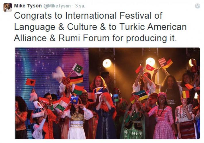 Mike Tyson poston një foto me flamurin e Shqipërisë dhe Kosovës