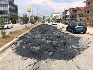 Durrës, mbetjet derdhen në mes të rrugës, trafik dhe ndotje masive