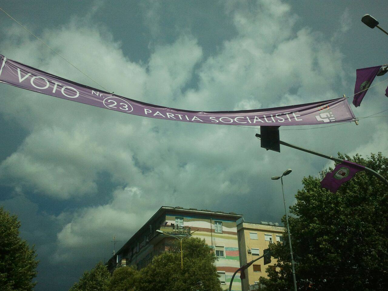 PS dhe LSI sfidojnë bashkinë, nuk i heqin flamujt e posterat nga Tirana
